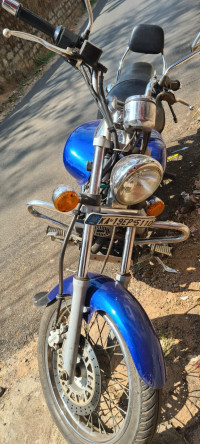 Blue Bajaj Avenger 220 DTS-i