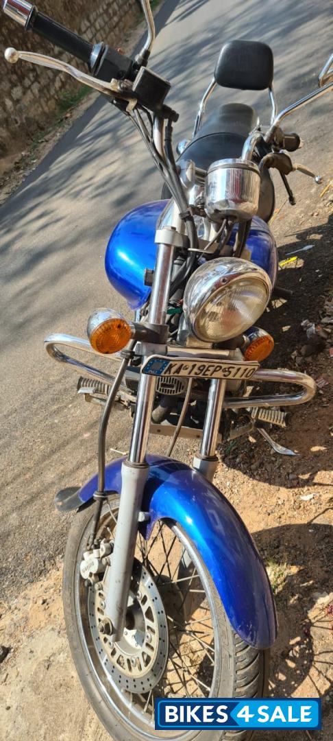 Blue Bajaj Avenger 220 DTS-i