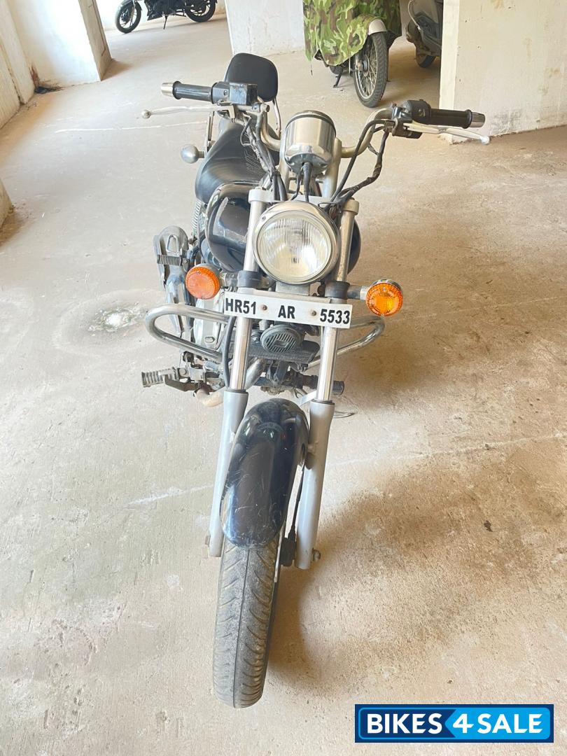 Black Bajaj Avenger 220 DTS-i