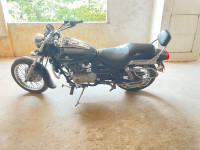 Black Bajaj Avenger 220 DTS-i