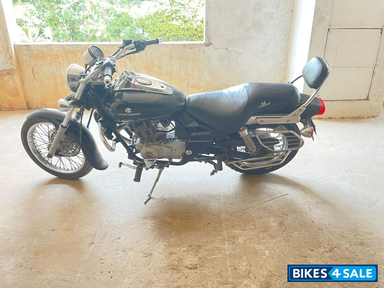Black Bajaj Avenger 220 DTS-i