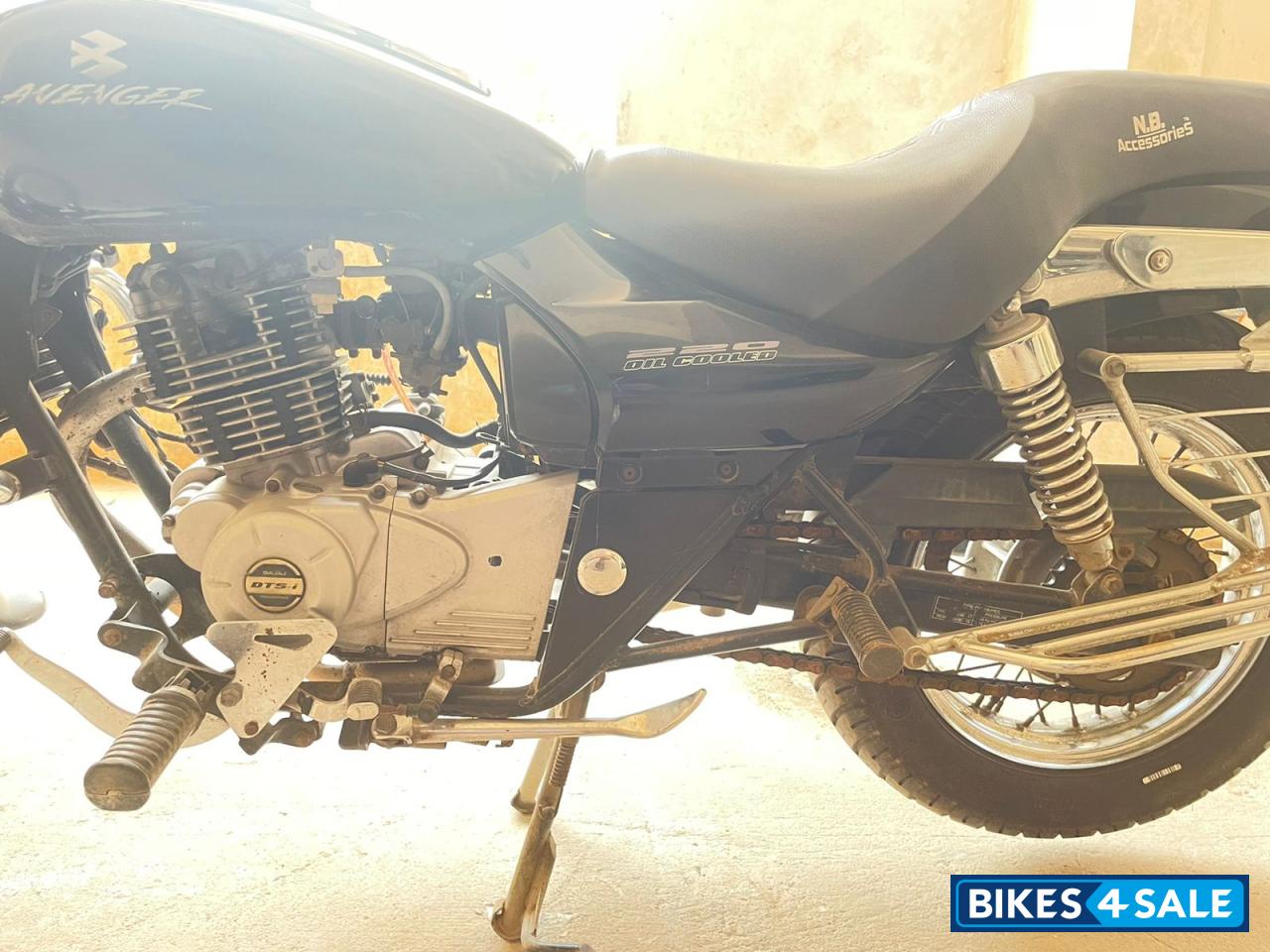 Black Bajaj Avenger 220 DTS-i