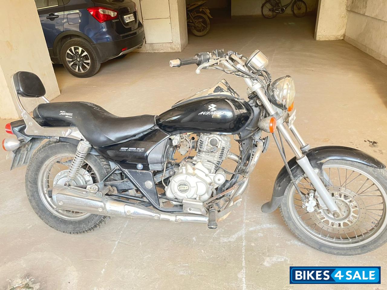 Black Bajaj Avenger 220 DTS-i