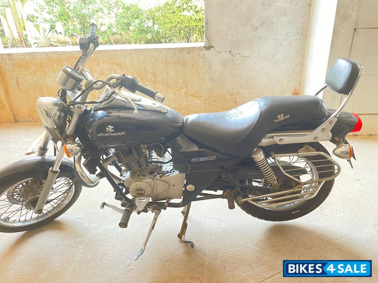 Black Bajaj Avenger 220 DTS-i