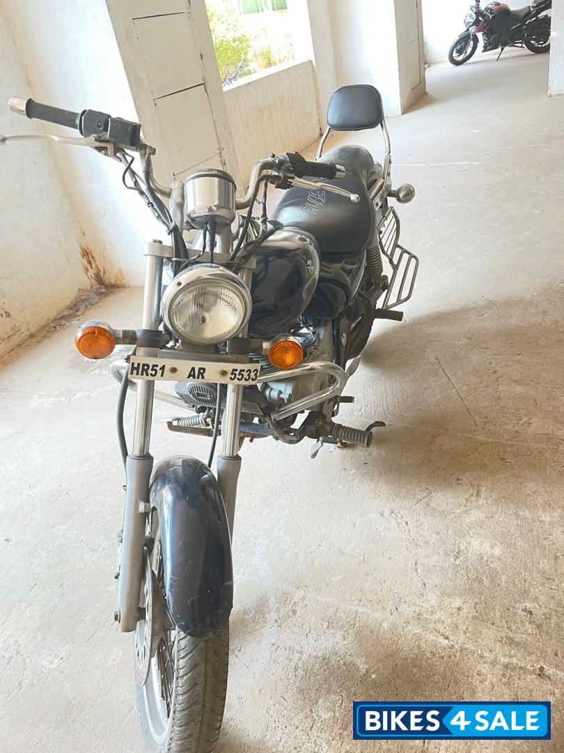 Black Bajaj Avenger 220 DTS-i