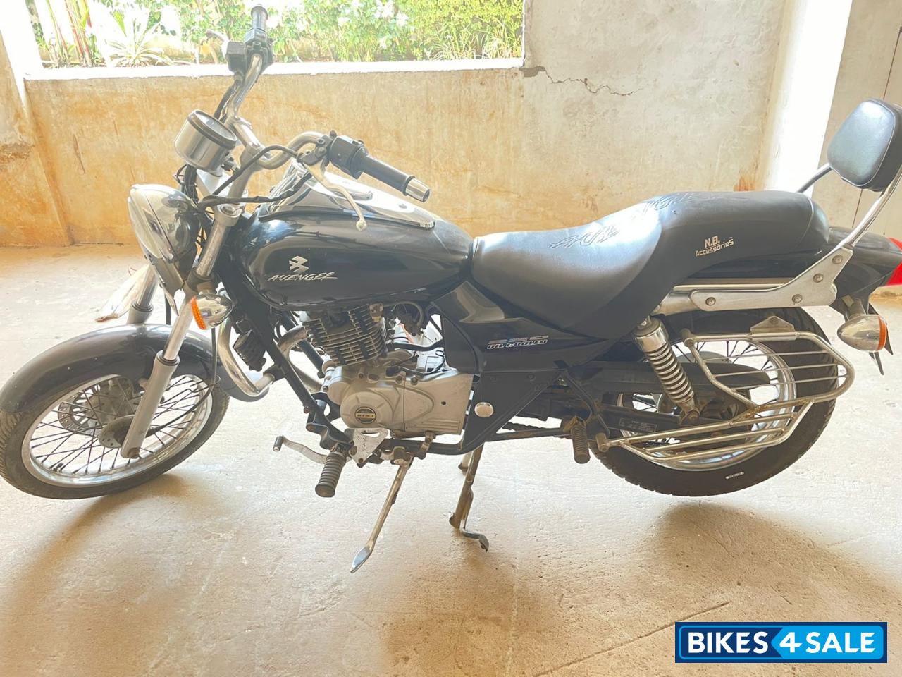 Black Bajaj Avenger 220 DTS-i