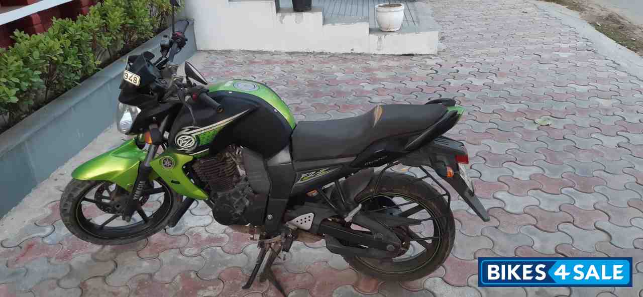 Green& Black Yamaha FZ-S