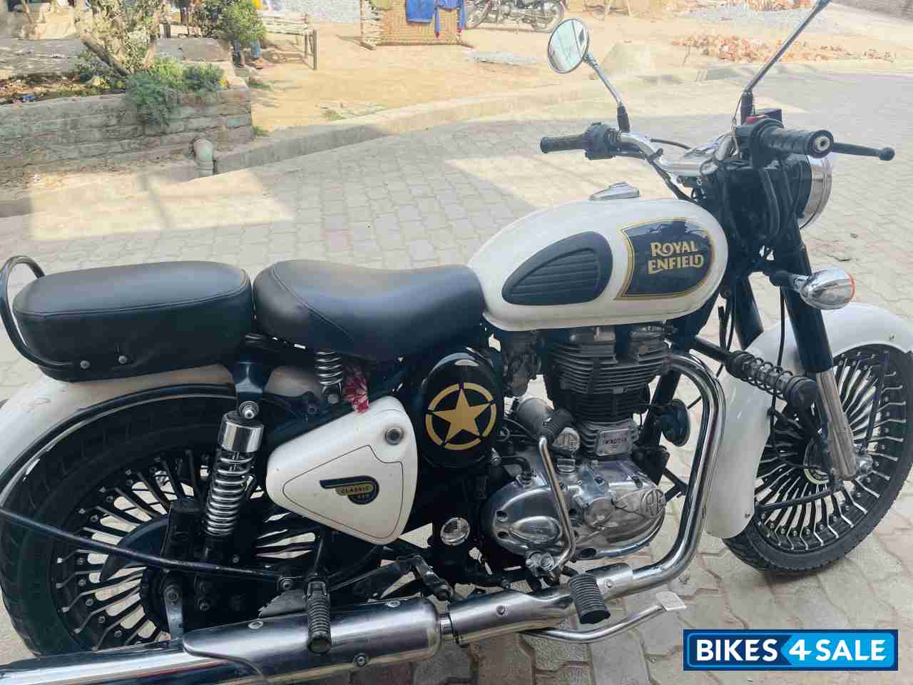 White Royal Enfield Classic 350