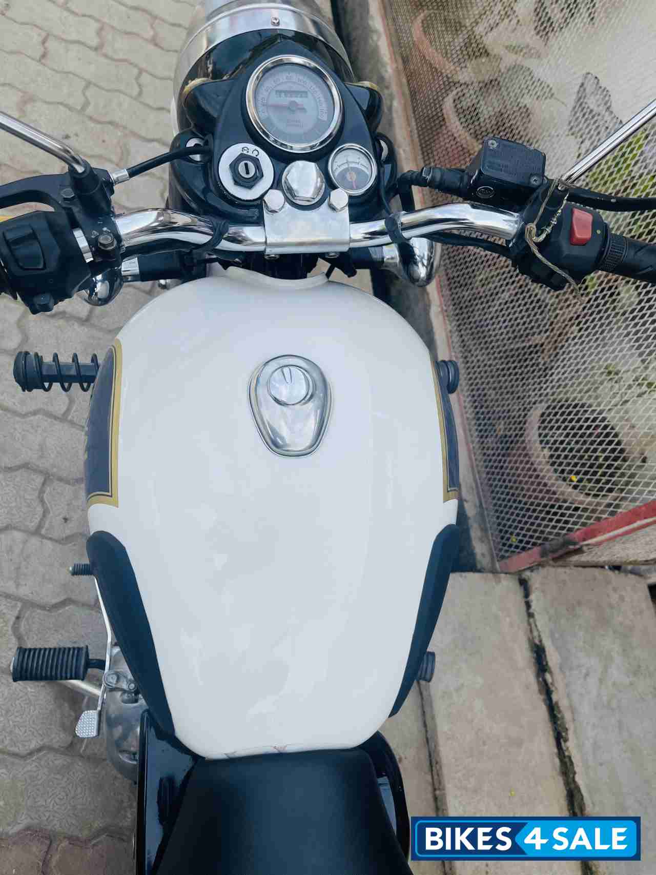 White Royal Enfield Classic 350