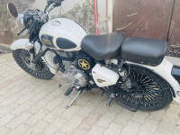White Royal Enfield Classic 350