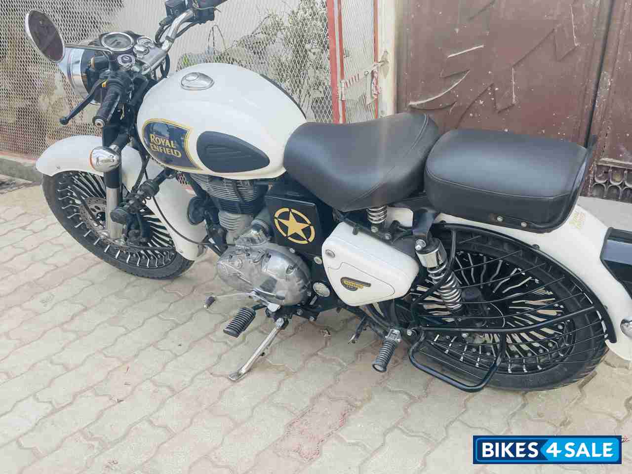 White Royal Enfield Classic 350