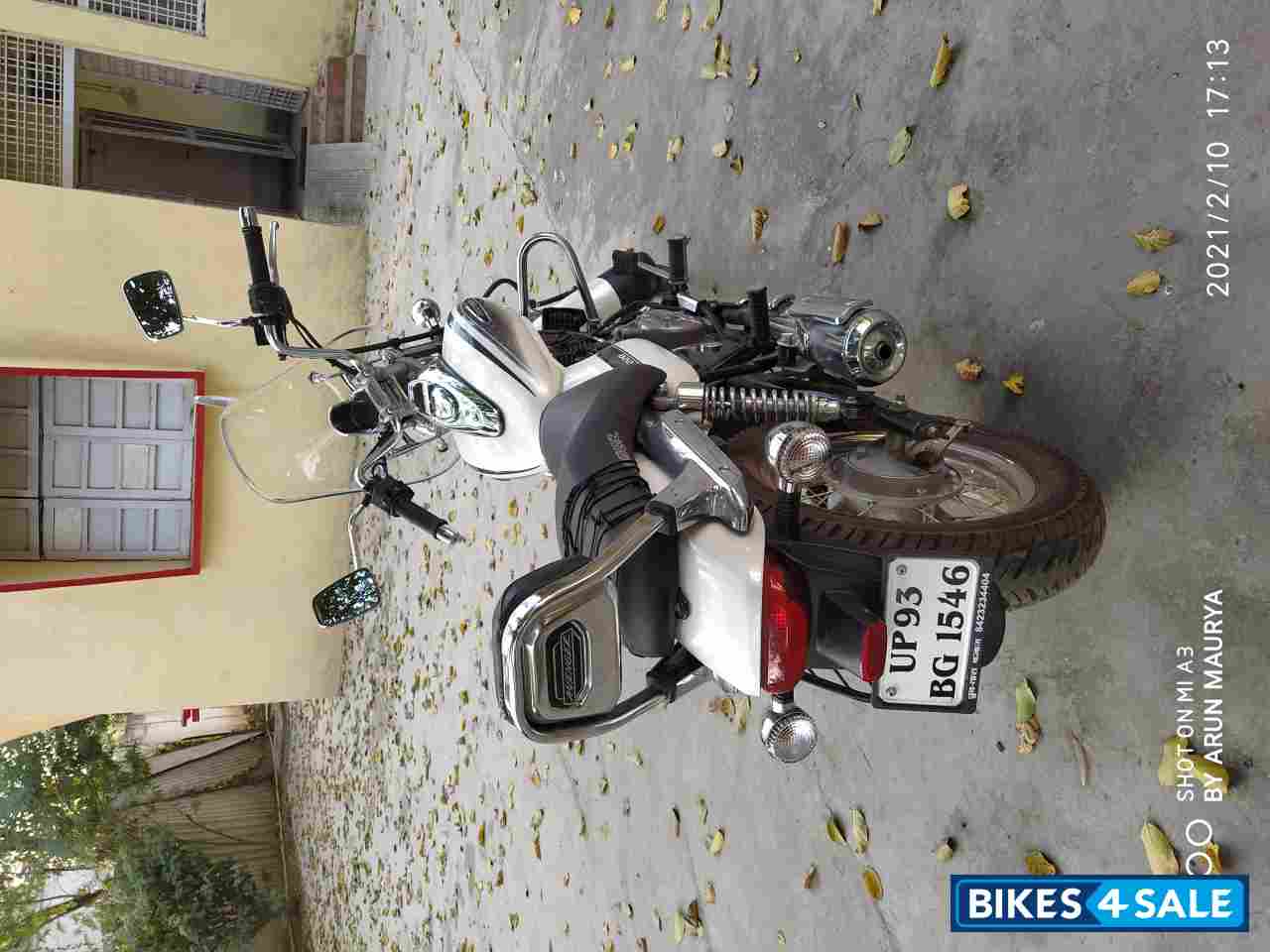 Moon White Bajaj Avenger Cruise 220 Moon White Bajaj Avenger Cruise 220