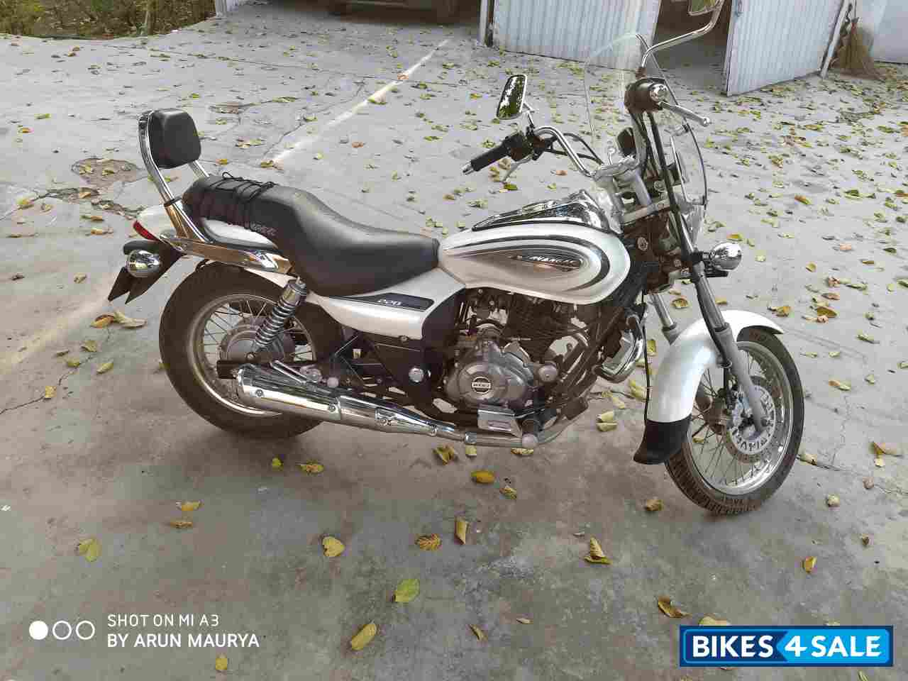 Moon White Bajaj Avenger Cruise 220 Moon White Bajaj Avenger Cruise 220