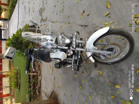 Moon White Bajaj Avenger Cruise 220