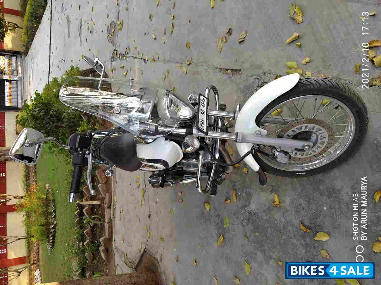 Moon White Bajaj Avenger Cruise 220 Moon White Bajaj Avenger Cruise 220