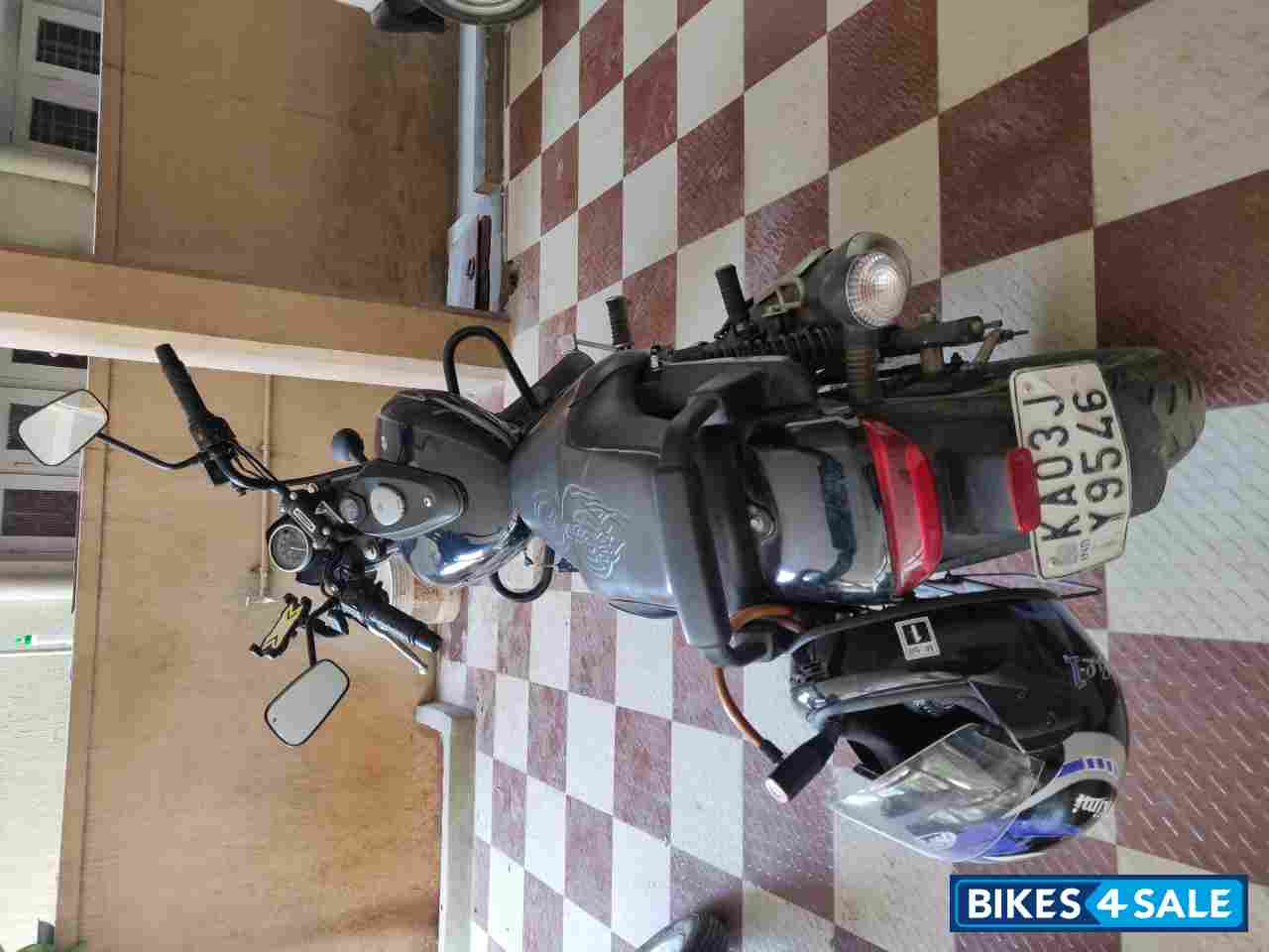 Black Bajaj Avenger Street 160 BS6