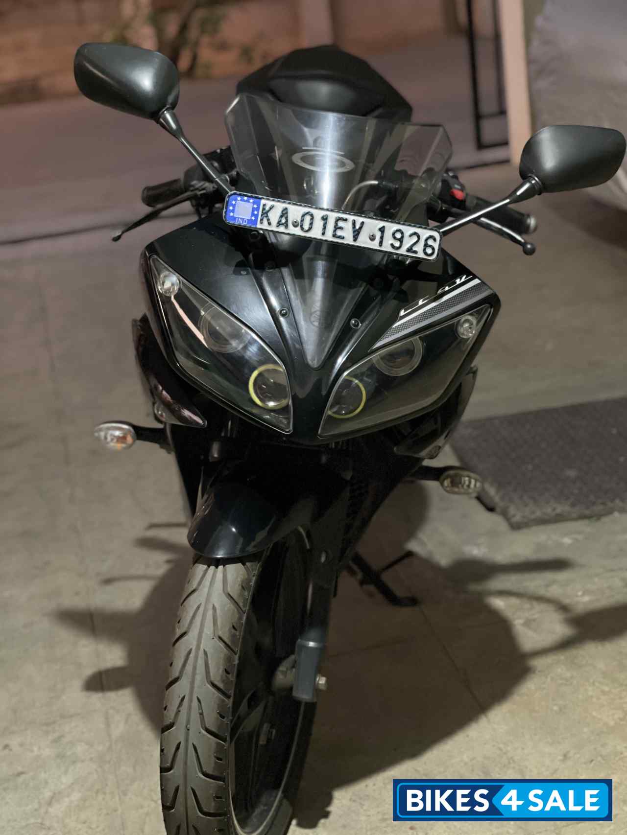 Black Yamaha YZF R15 V2