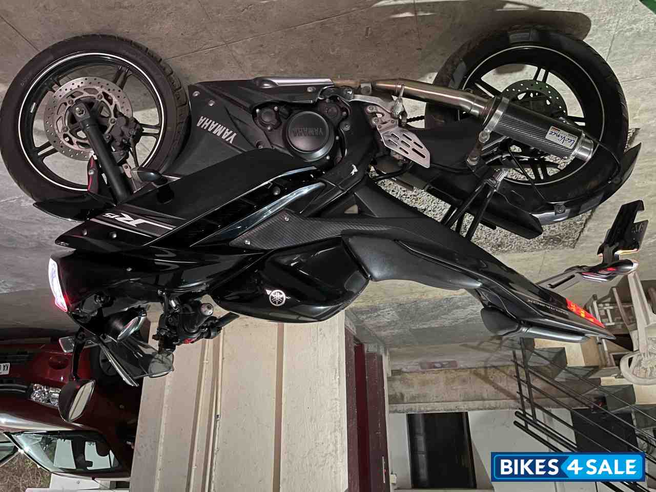 Black Yamaha YZF R15 V2 Black Yamaha YZF R15 V2