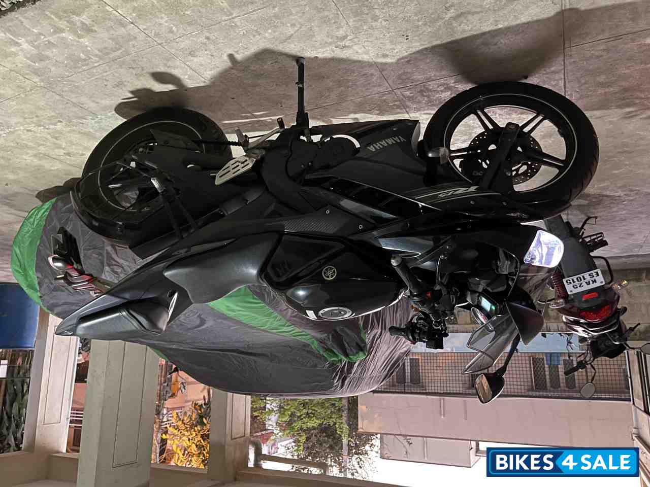 Black Yamaha YZF R15 V2 Black Yamaha YZF R15 V2