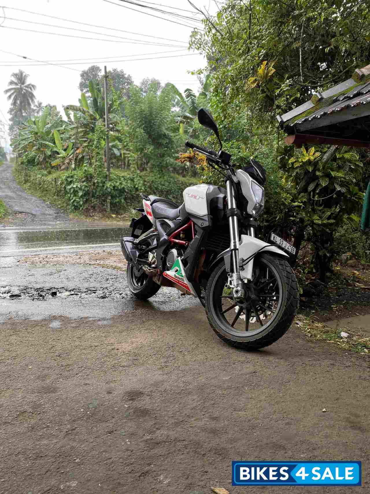 White Benelli TNT 25