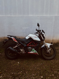 White Benelli TNT 25