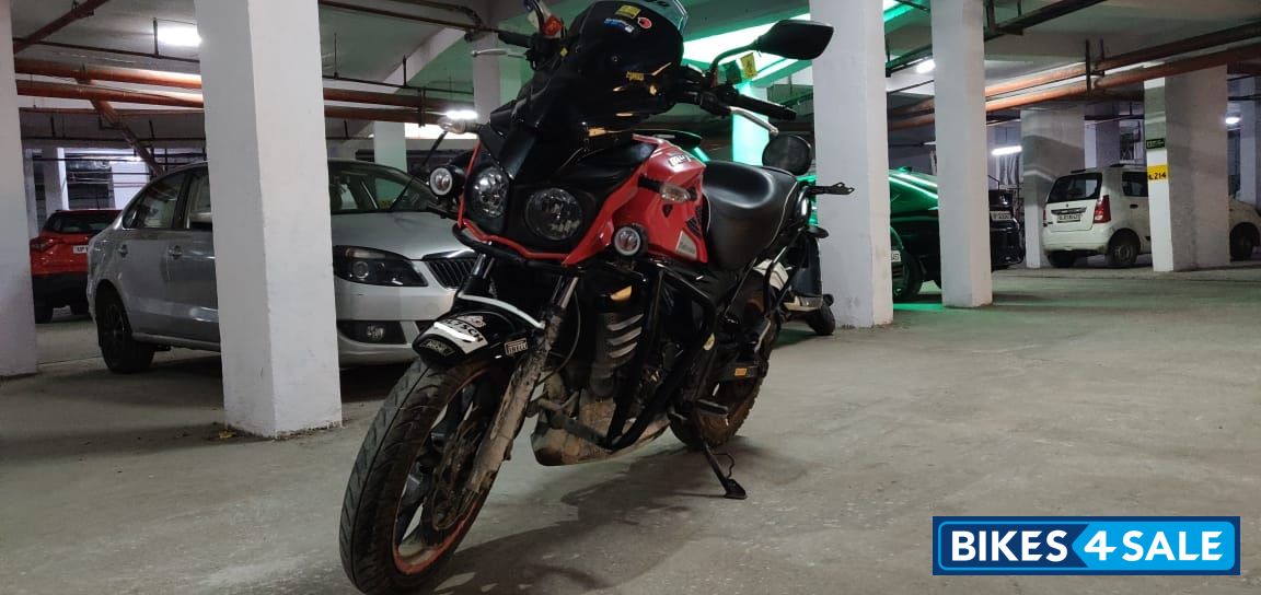 Red Mahindra Mojo UT 300