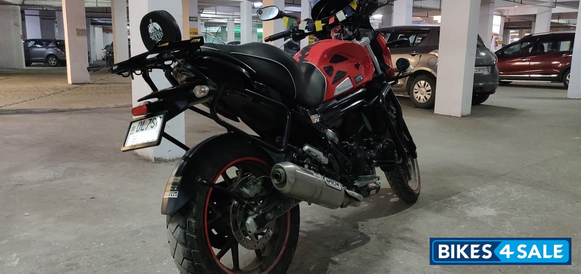 Red Mahindra Mojo UT 300