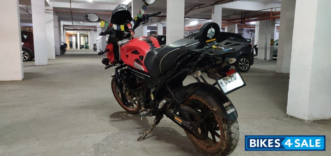 Red Mahindra Mojo UT 300