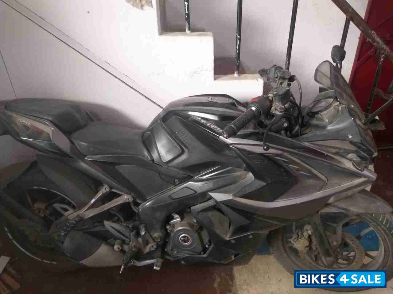Black Bajaj Pulsar RS 200