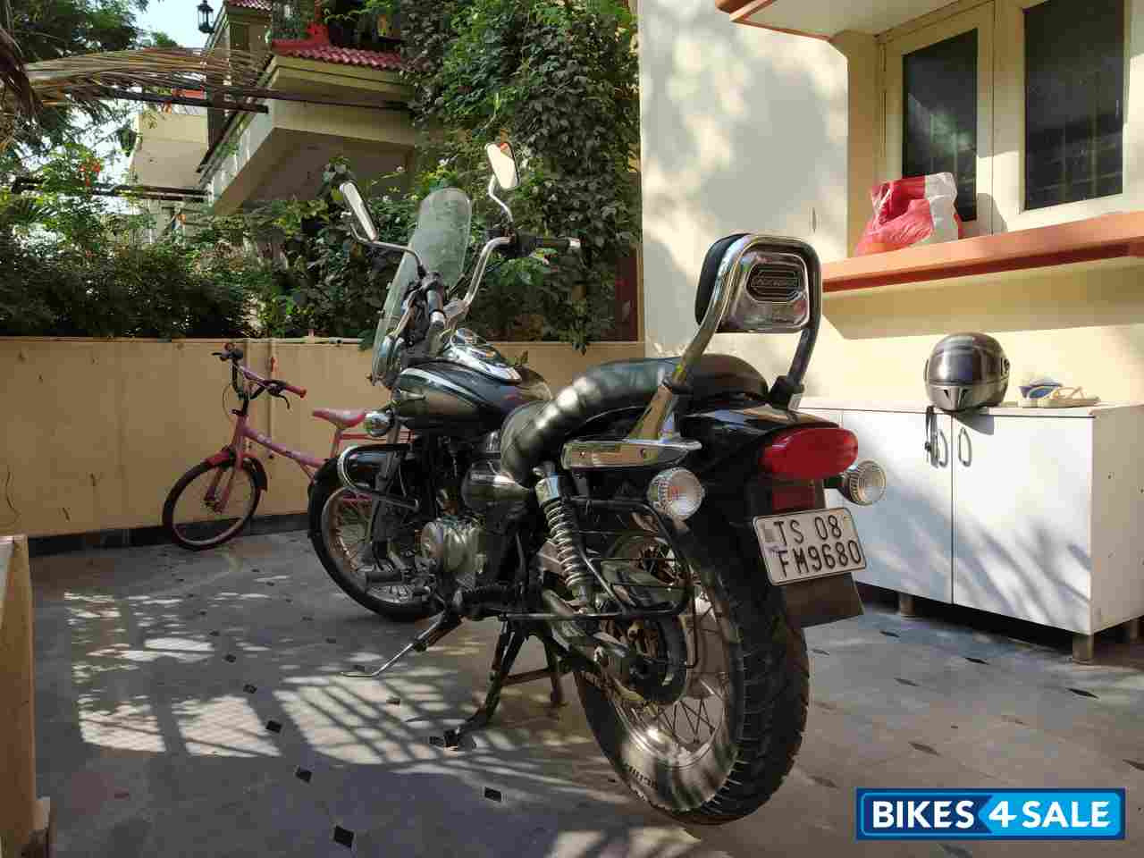 Black Bajaj Avenger Cruise 220