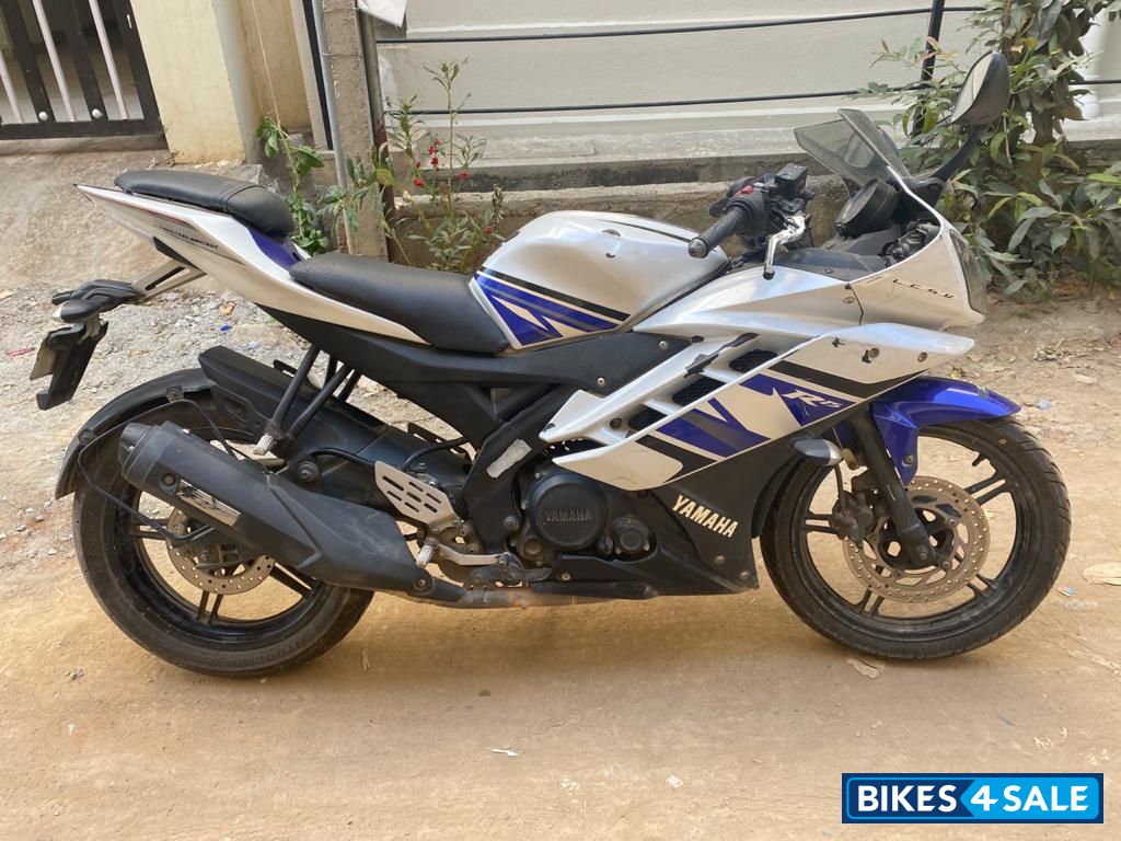 White Blue Yamaha YZF R15 V2