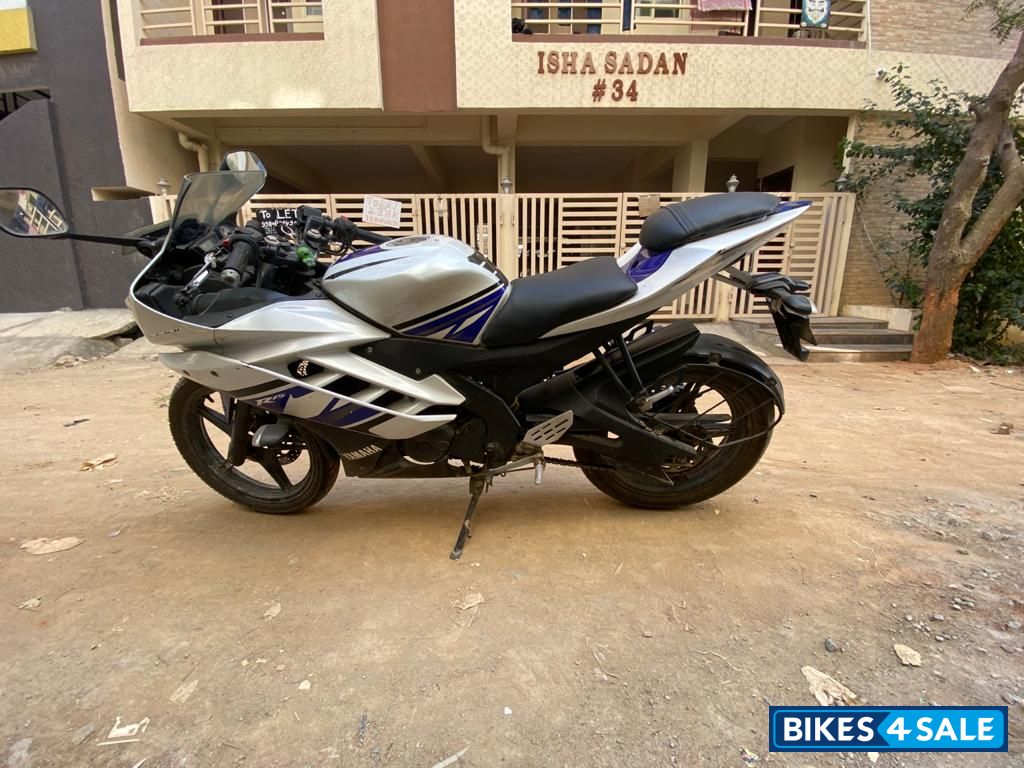 White Blue Yamaha YZF R15 V2 White Blue Yamaha YZF R15 V2