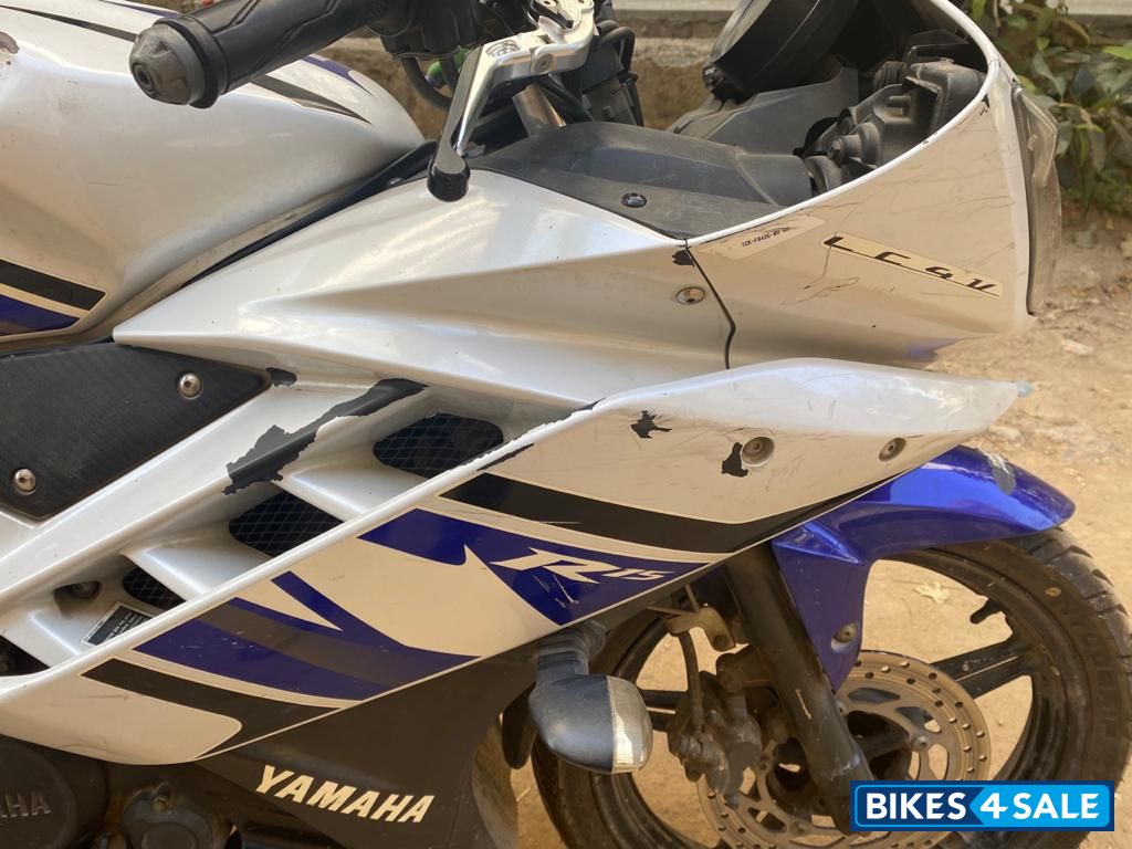 White Blue Yamaha YZF R15 V2 White Blue Yamaha YZF R15 V2