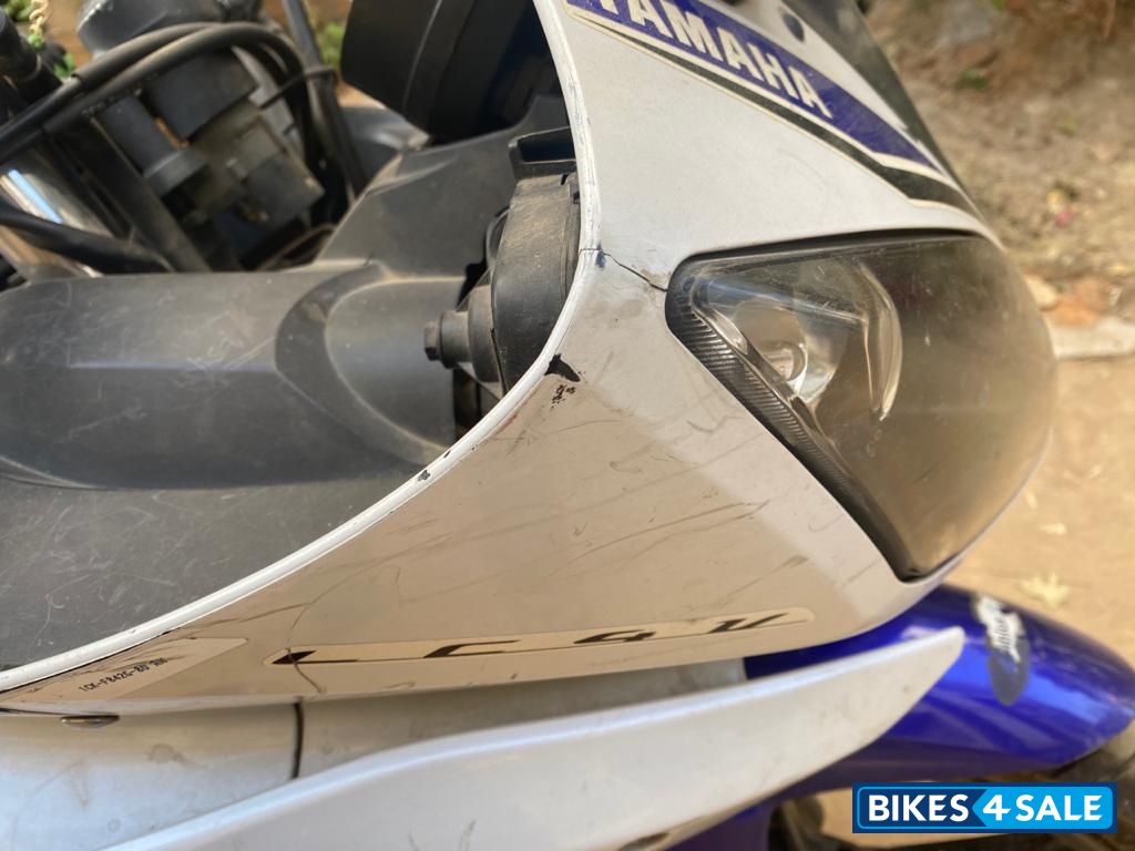 White Blue Yamaha YZF R15 V2 White Blue Yamaha YZF R15 V2