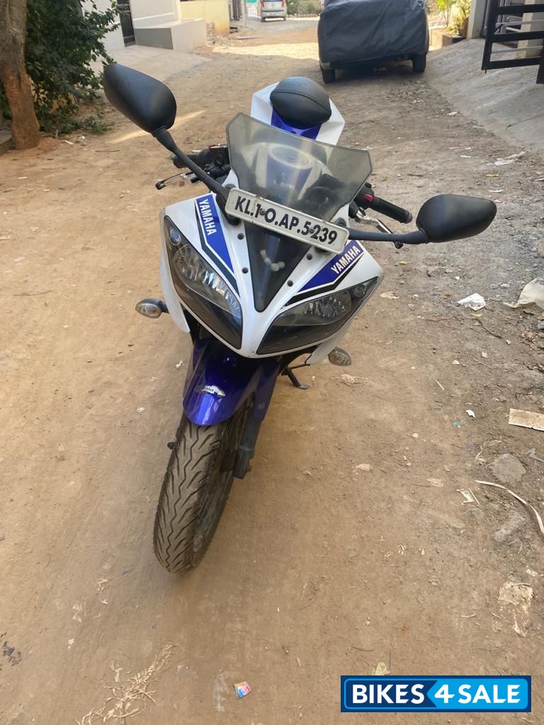 White Blue Yamaha YZF R15 V2 White Blue Yamaha YZF R15 V2