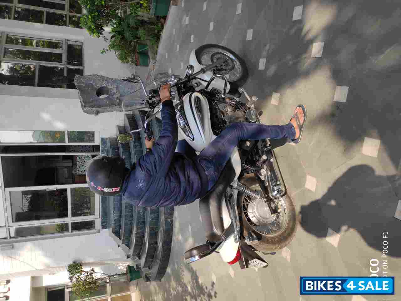 White Bajaj Avenger Cruise 220