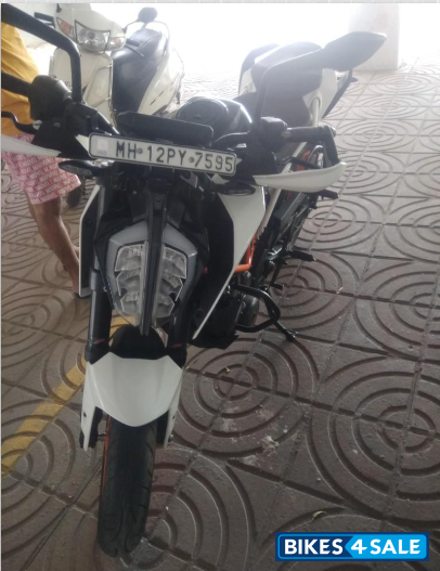 White KTM Duke 390 White KTM Duke 390