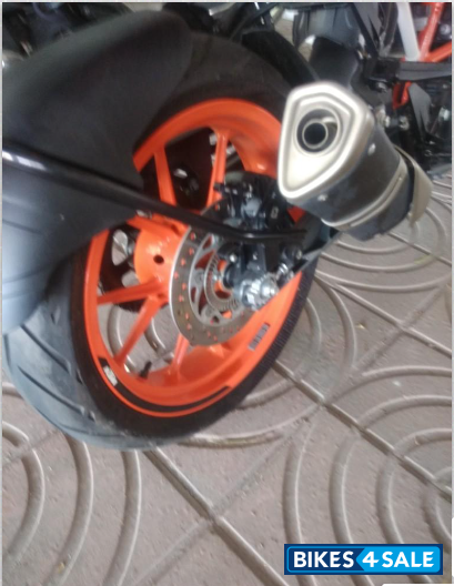 White KTM Duke 390 White KTM Duke 390