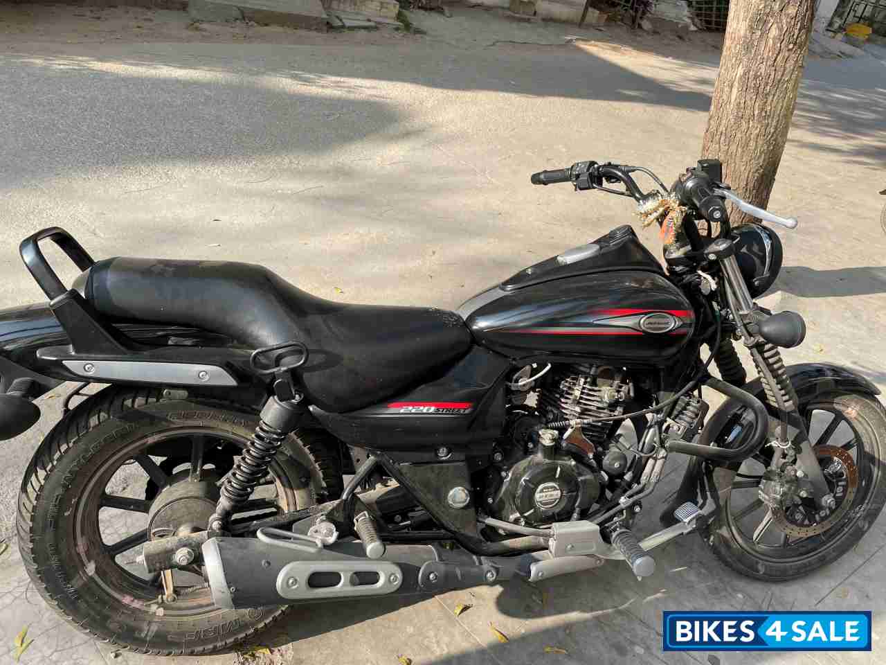 Black Bajaj Avenger Street 220