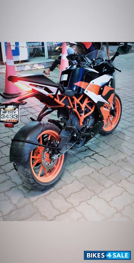 Black KTM RC 200