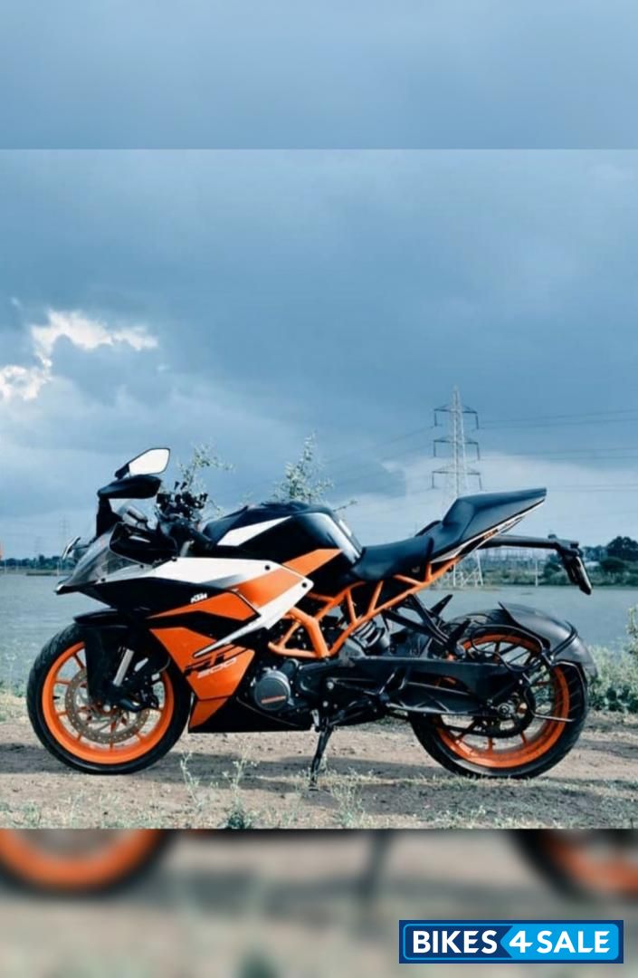 Black KTM RC 200