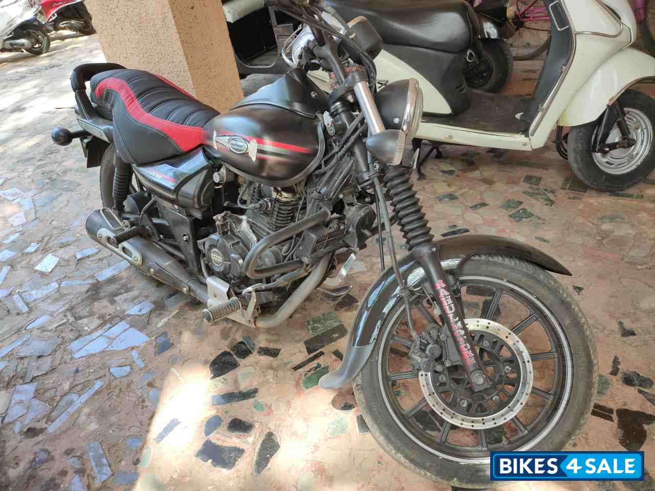 Black Bajaj Avenger 220 DTS-i