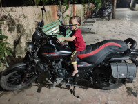 Black Bajaj Avenger 220 DTS-i