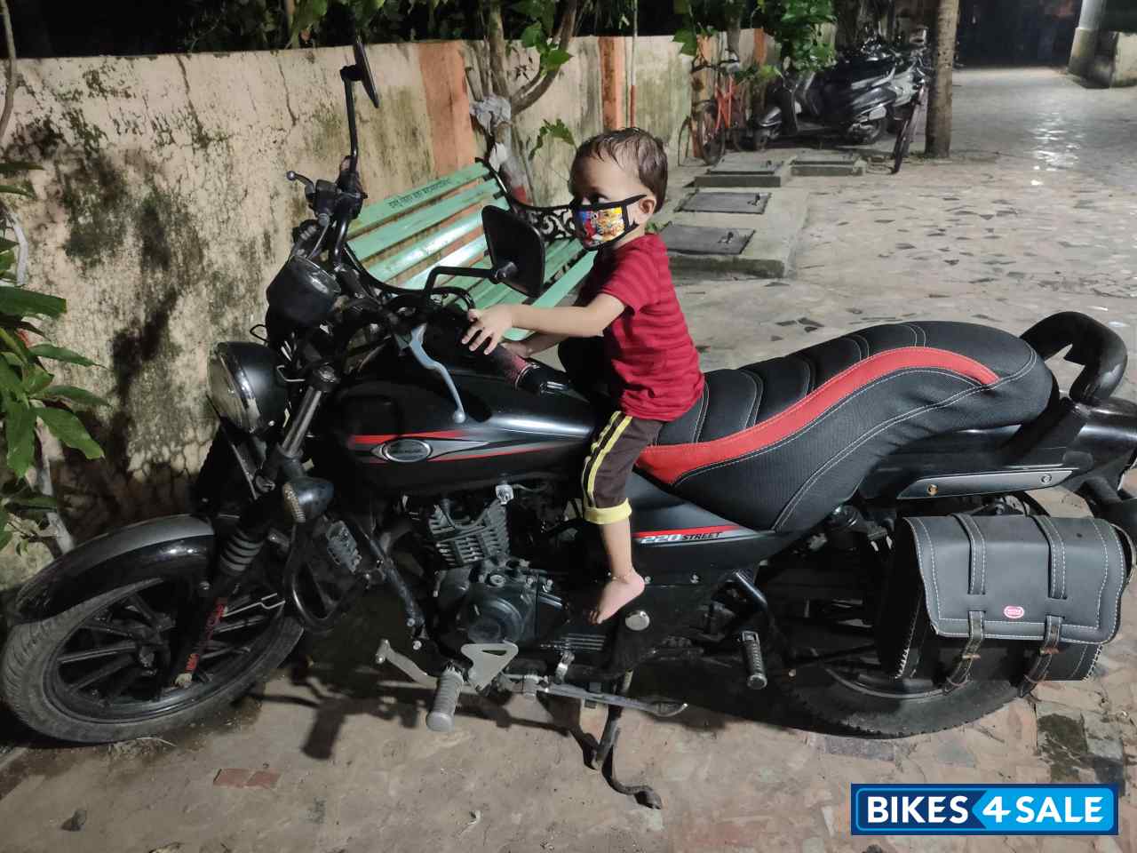 Black Bajaj Avenger 220 DTS-i