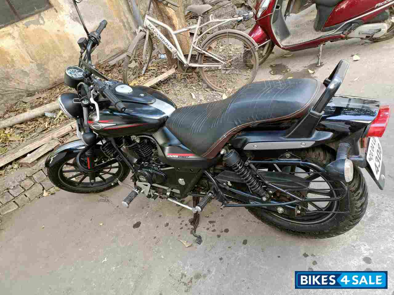 Black Bajaj Avenger Street 220