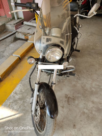 Black Bajaj Avenger Cruise 220