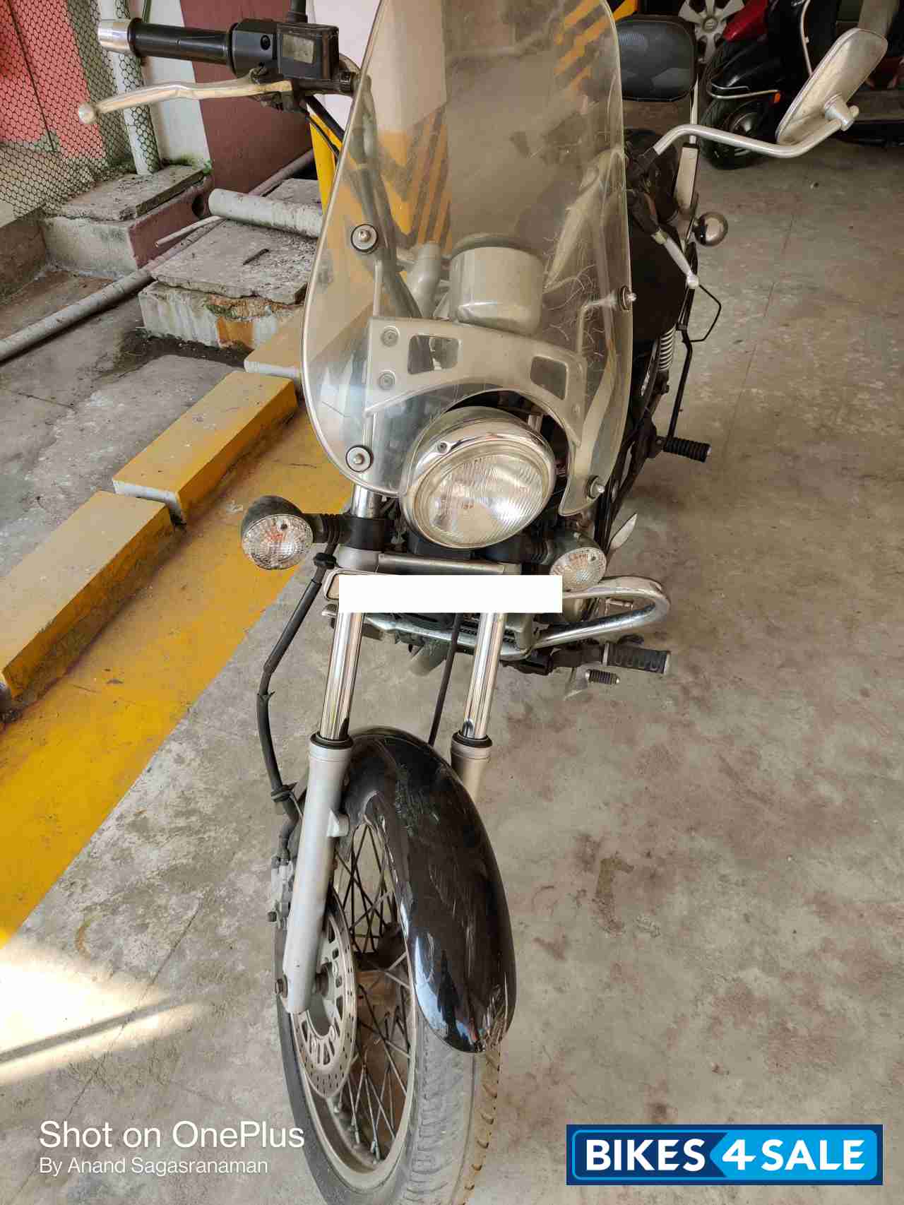 Black Bajaj Avenger Cruise 220