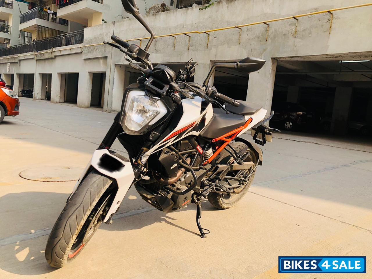 White KTM Duke 250 White KTM Duke 250