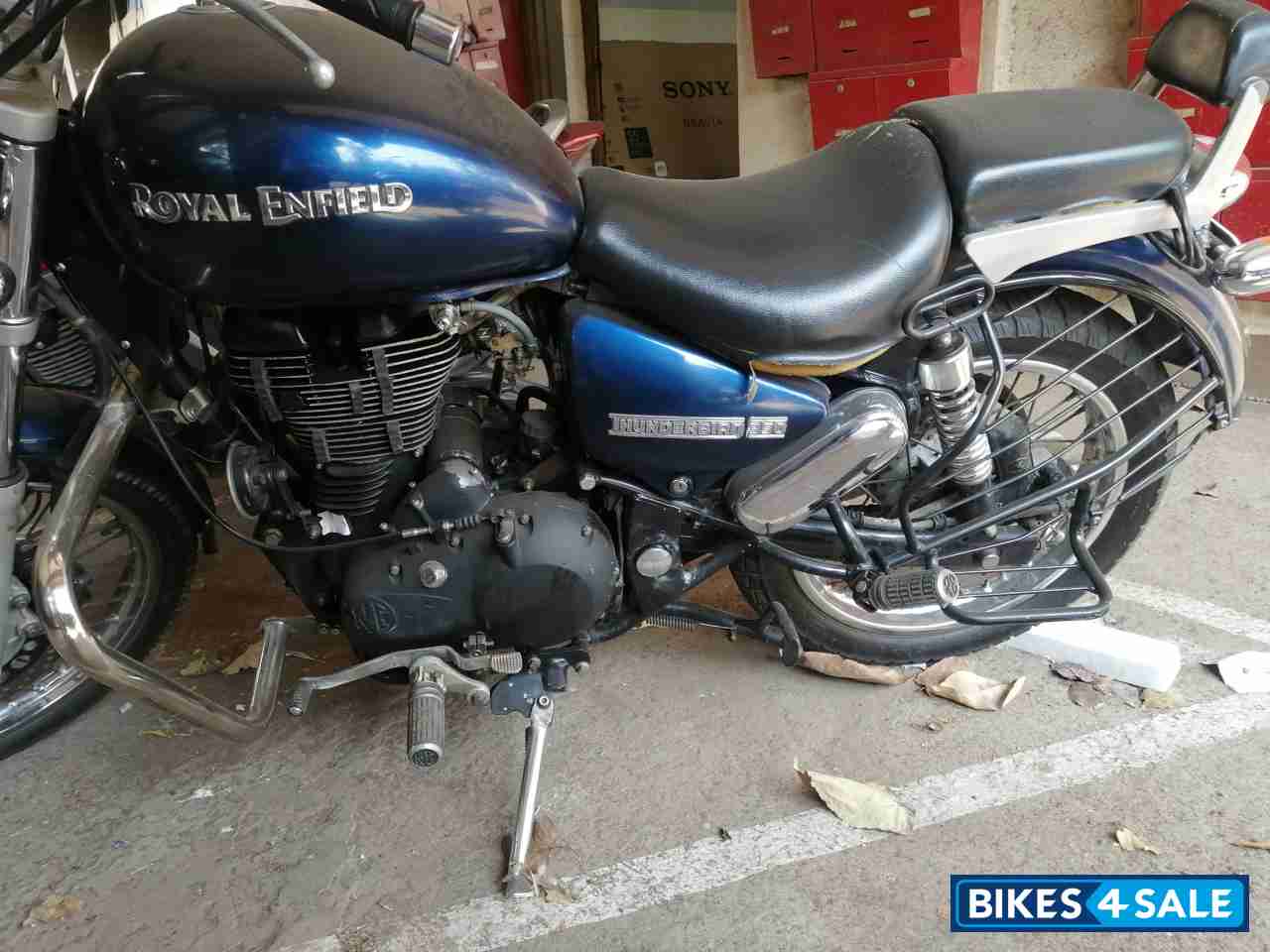 Blue Royal Enfield Thunderbird 350 Blue Royal Enfield Thunderbird 350