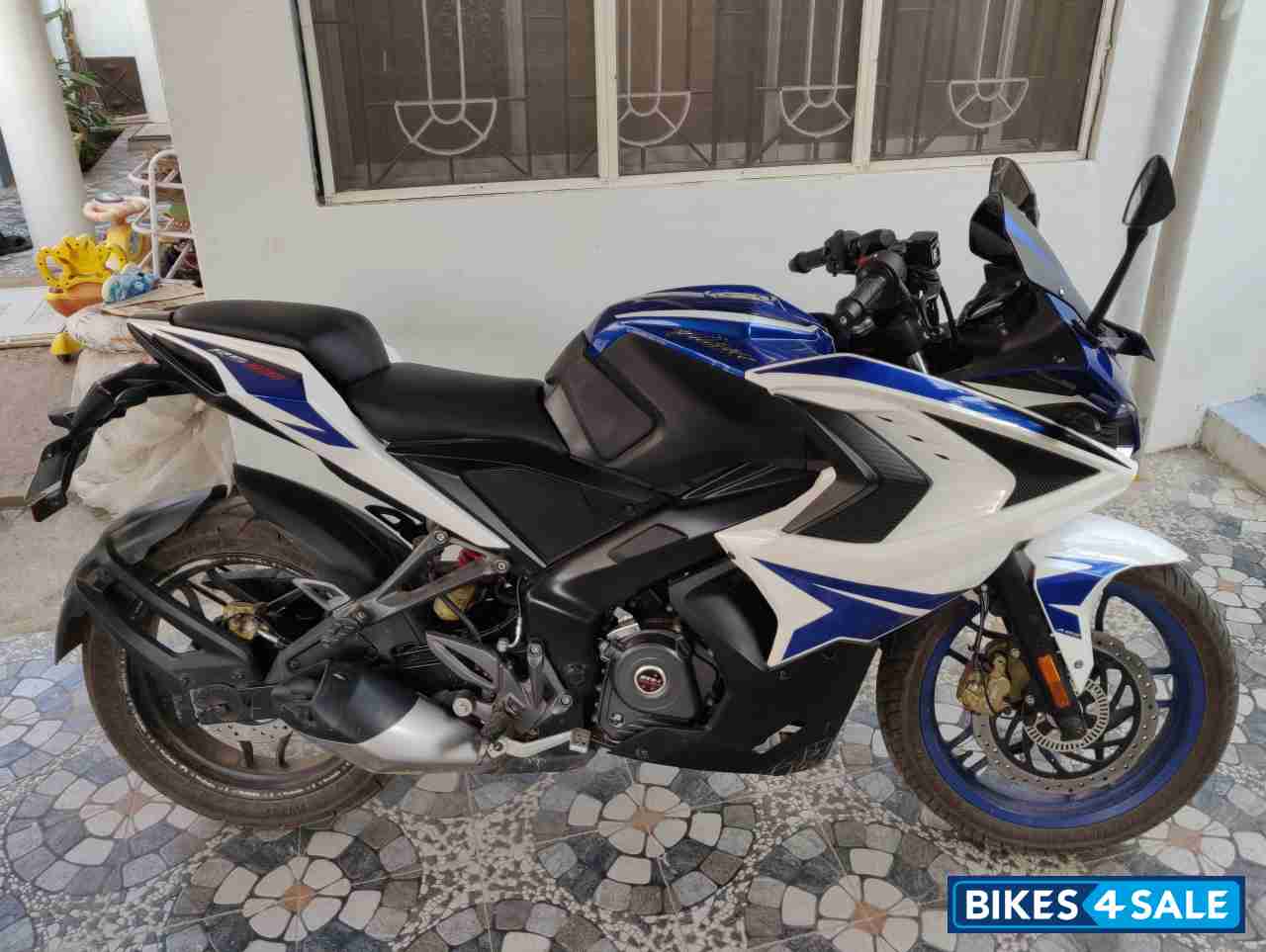 Bajaj Pulsar RS 200 ABS